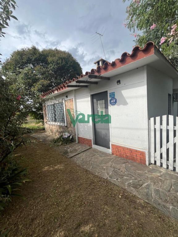 Venta de casa en Salinas, 1 dormitorio y demás
