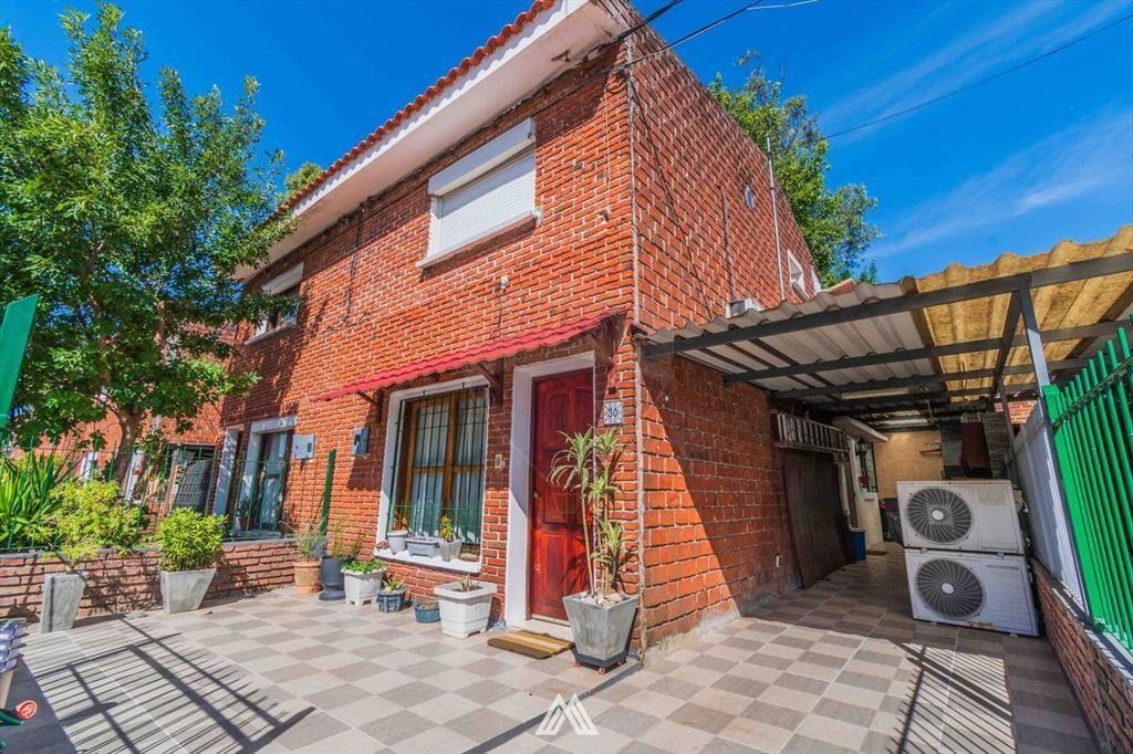 Venta casa dos dormitorios y cochera Nuevo París
