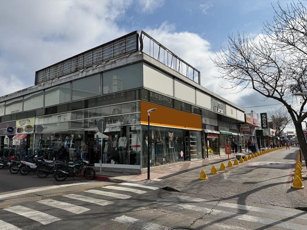 Gran esquina en Peatonal Sarandí e Ituzaingo. Frente 6 metr