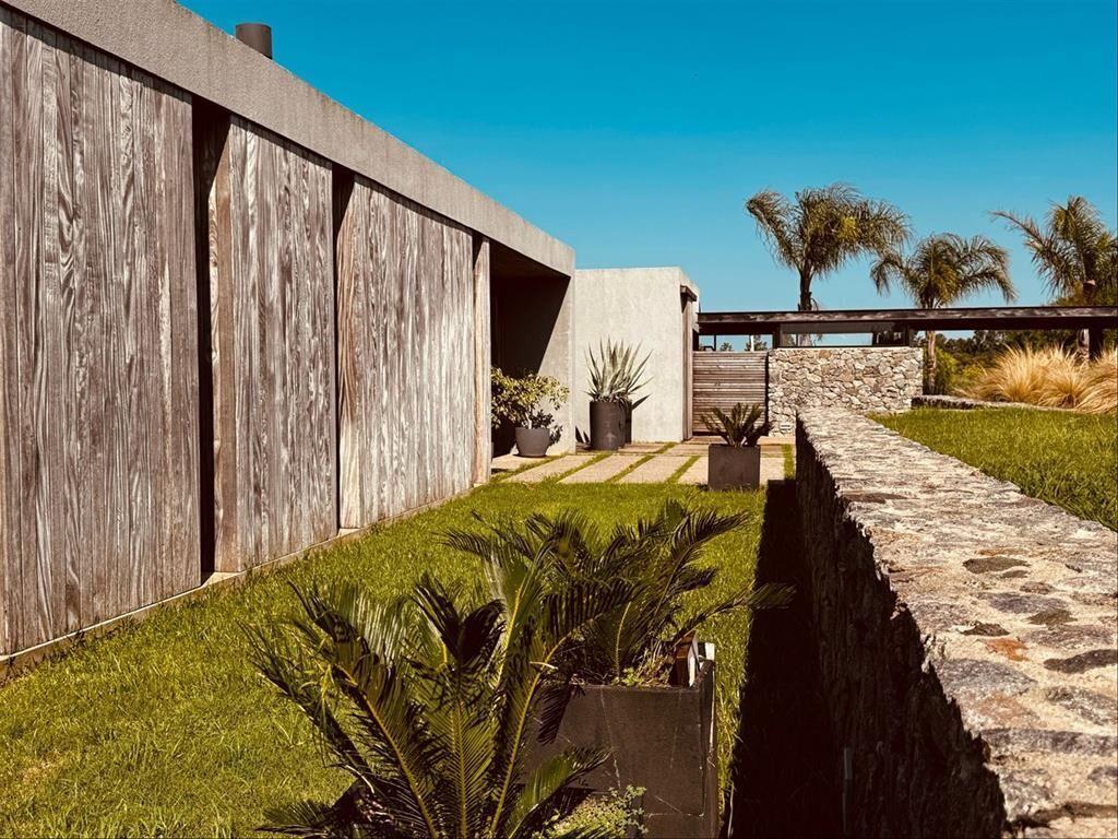 Excelente y moderna casa en el Golf de Carmelo