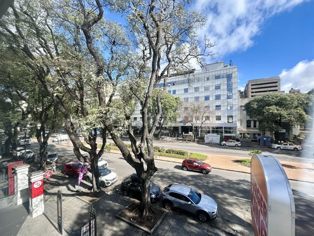 ALQUILER OFICINA O CONSULTORIO SOBRE BV ARTGAS FRENTE A LA