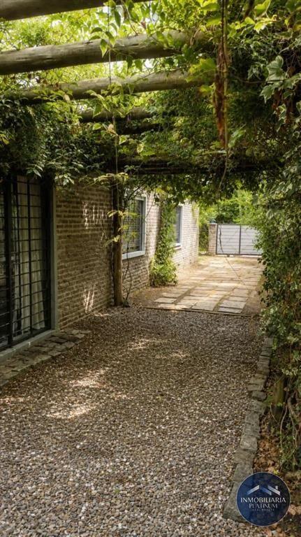 Casa en venta 4 dormitorios y piscina c/cochera en La Fl...