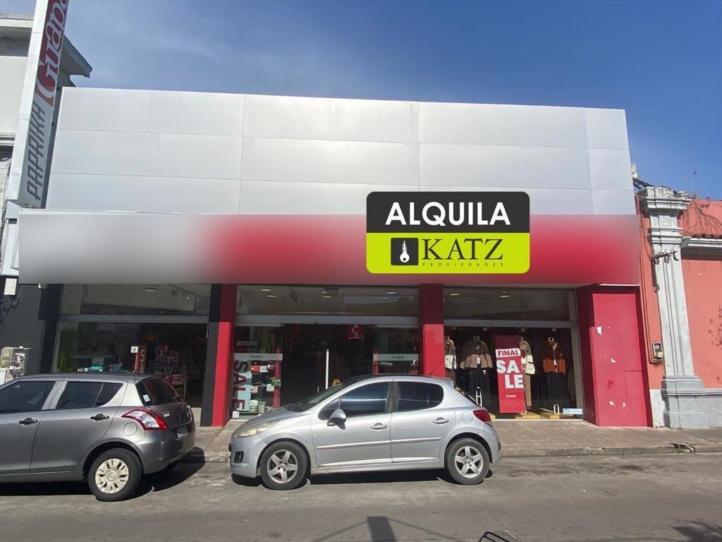 Local - Gran Local comercial en Ituzaingo casi peatonal Sar