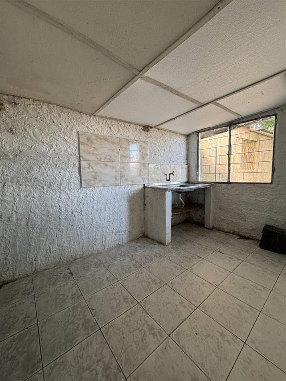 Alquilo casa 1 dormitorio con patio Pando