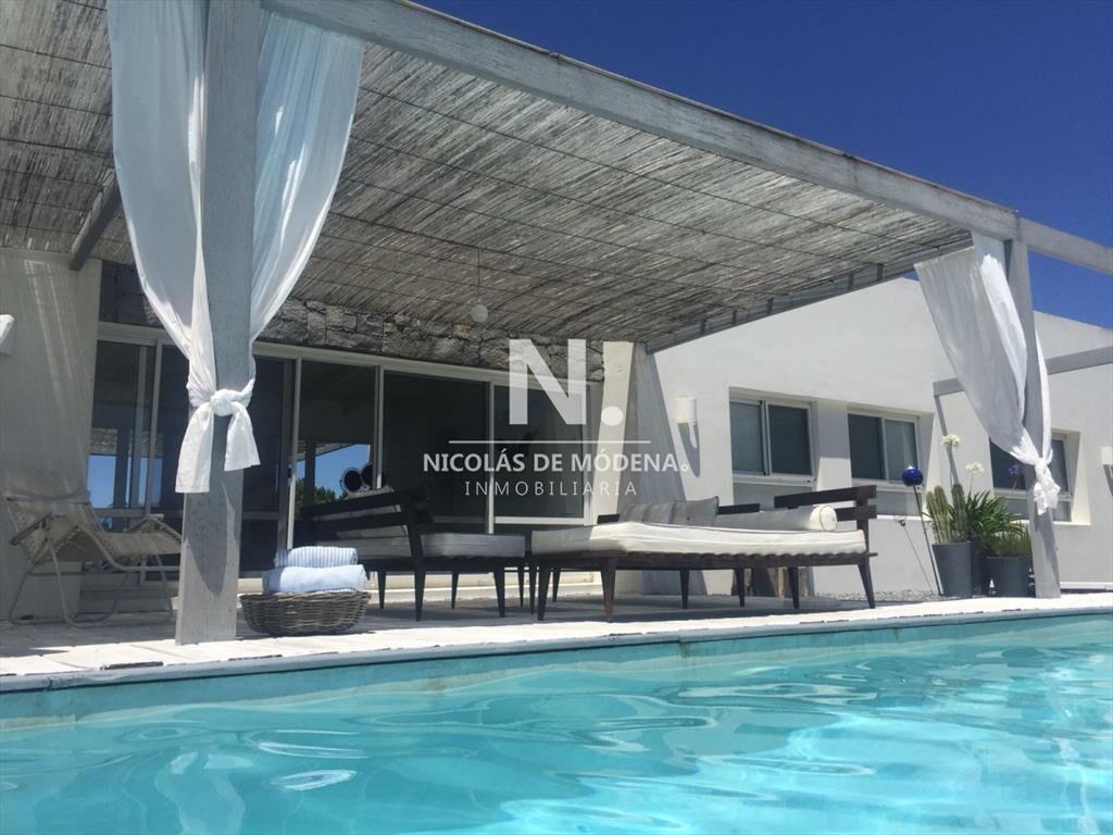 Casa en venta y alquiler de estilo minimalista dentro de Ba