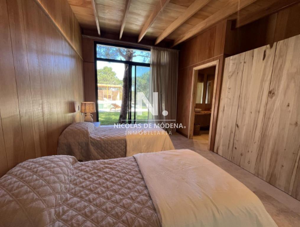 Vende casa de 5 dormitorios en Laguna Escondida.