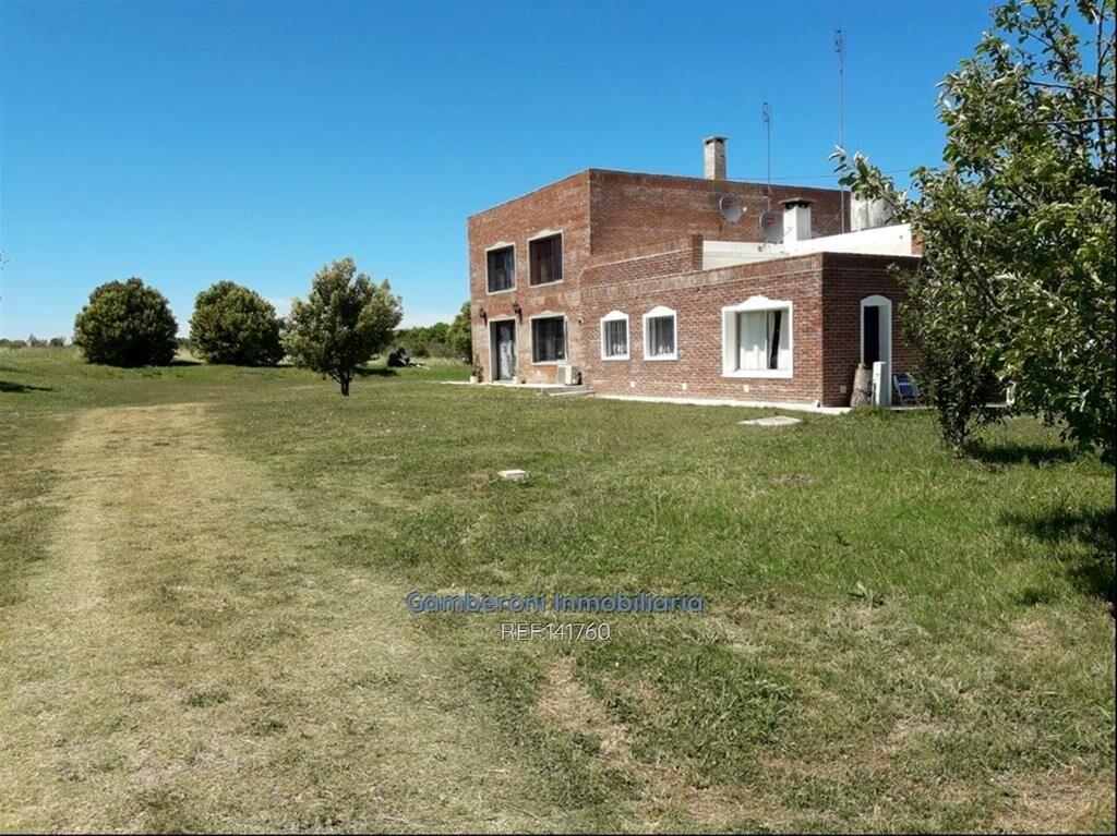 Terreno de 7 hectáreas con tres casas y otras mejoras.