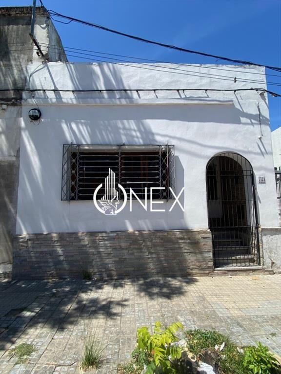CASA CENTRICA EN VENTA , CON RENTA PAYSANDU