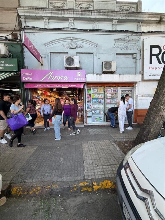 Venta locales con renta Arenal Grande y Amezaga