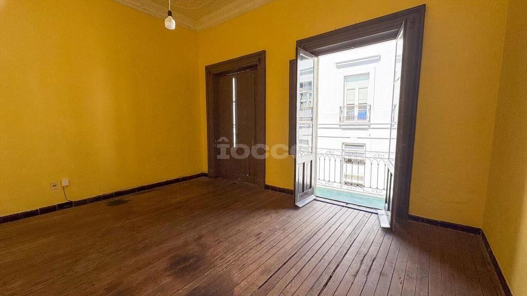 Venta con Renta de Local Comercial y 2 Apartamentos en Ciud