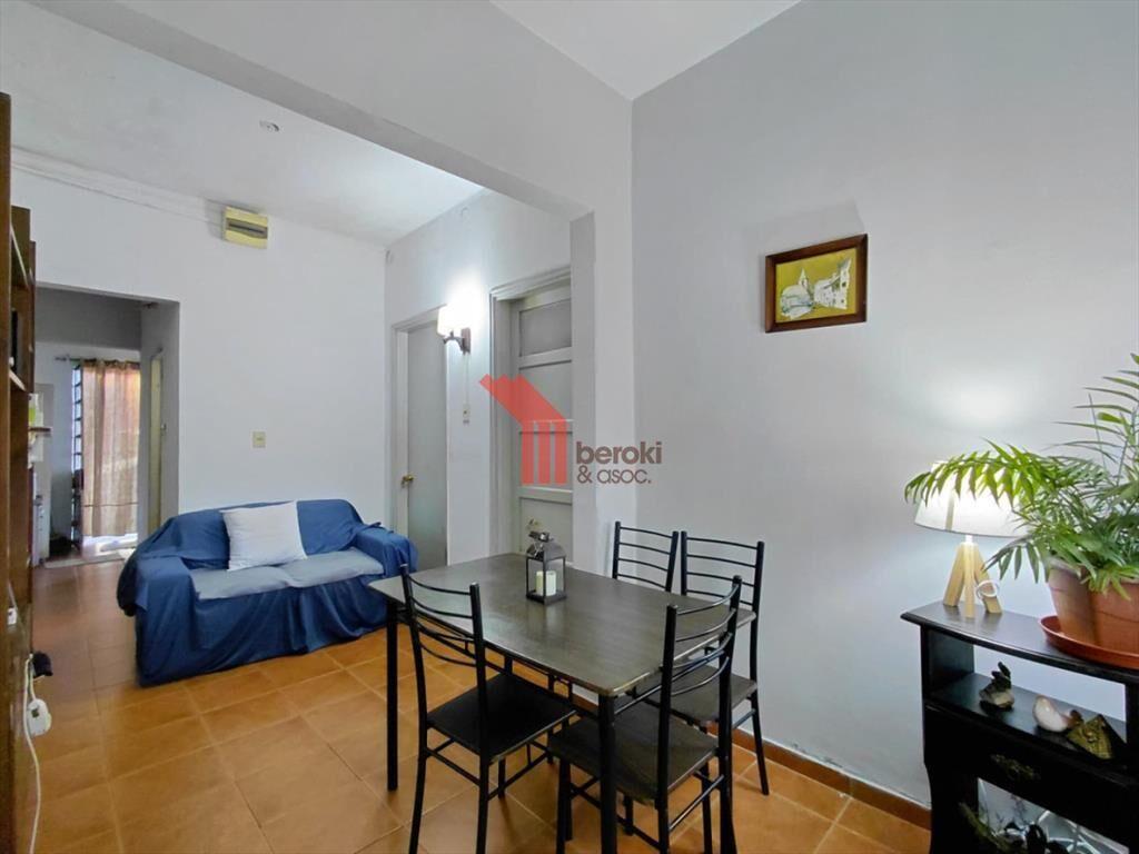 Venta casa, 2 dormitorios, frente y fondo con