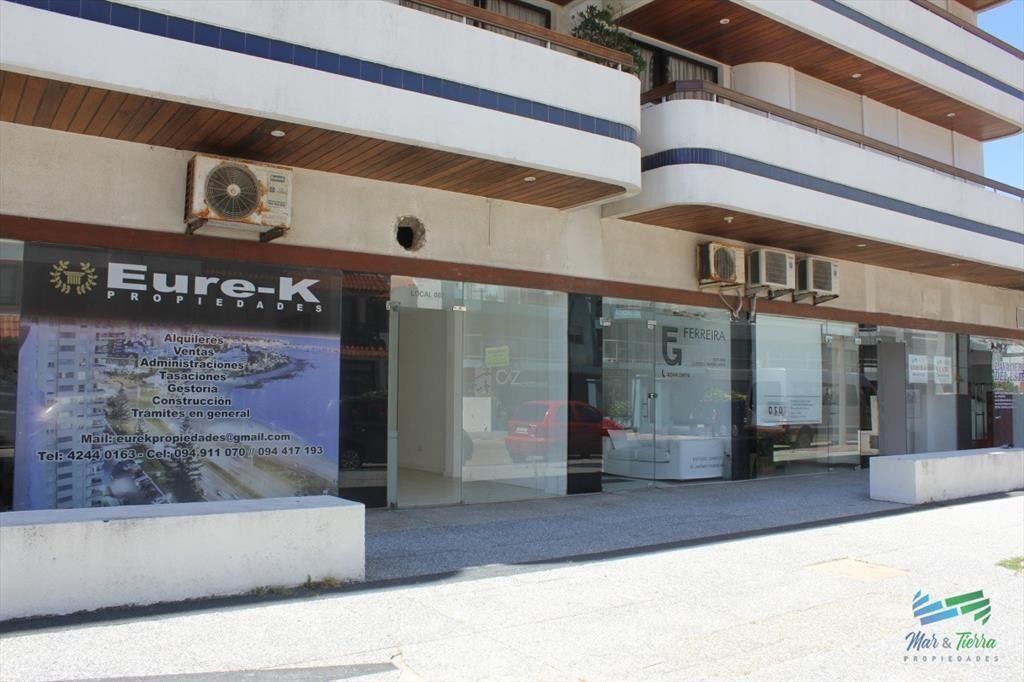 Se alquila local a la calle en Punta del Este, zona Peninsu