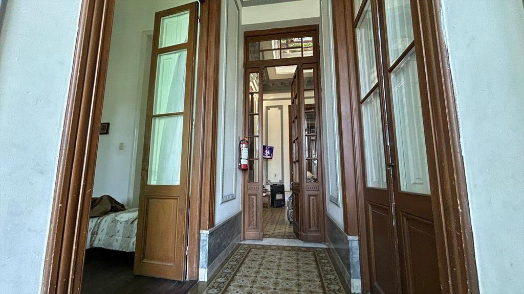 Venta de Casa con 6 dormitorios y patio en Belvedere. CON RE