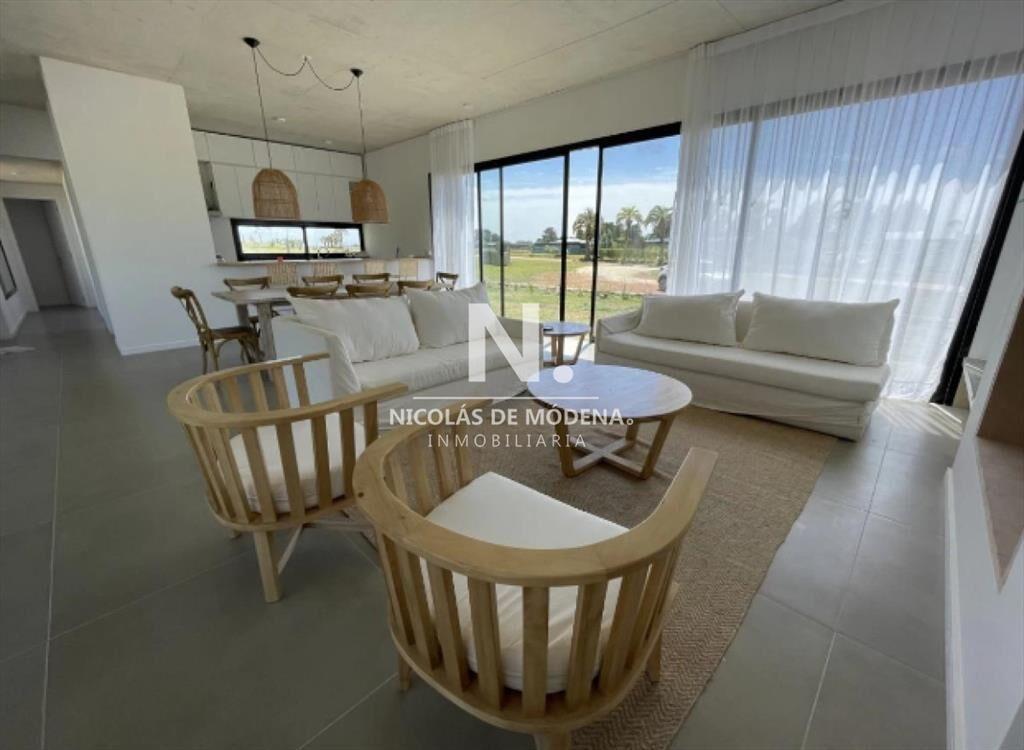 Vende casa en Pueblo mio, Manantiales de 4