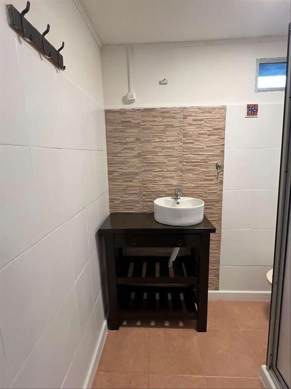 ALQUILER CASA TIPO DUPLEX UN DORMITORIO CON COCHERA