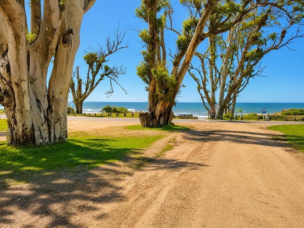 Terreno con mejoras en Atlántida Sur a pasos del mar