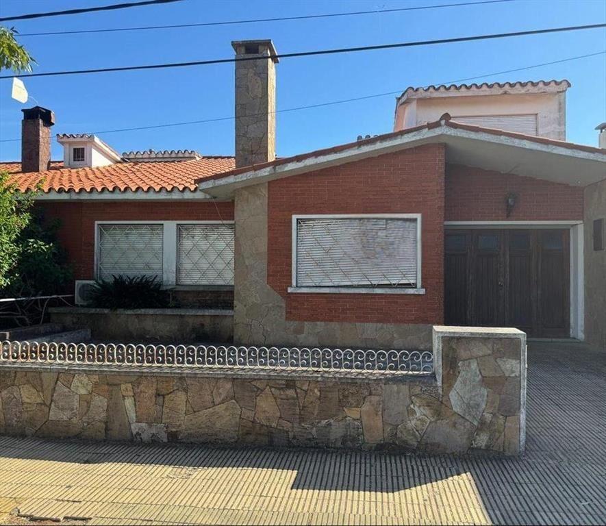CASA 3 DORMITORIOS gge y barbacoa CON VISTA AL RIO en COLON