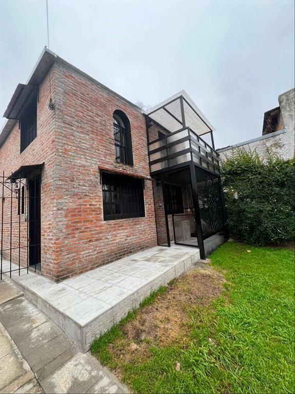 ALQUILER CASA TIPO DUPLEX UN DORMITORIO CON COCHERA