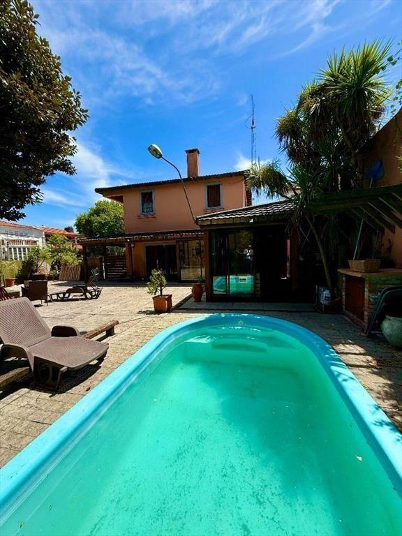 Venta casa esquina con piscina, Parque Batlle, ACEPTA BANCO