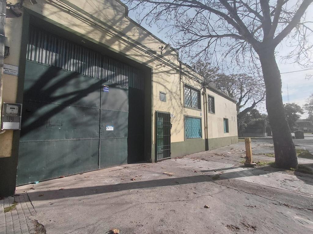 Venta Local Deposito en Brazo Oriental Ingreso Camiones Cám
