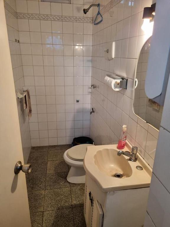 Local -Av Garibaldi casi Bv Artigas , local 4 apartamento