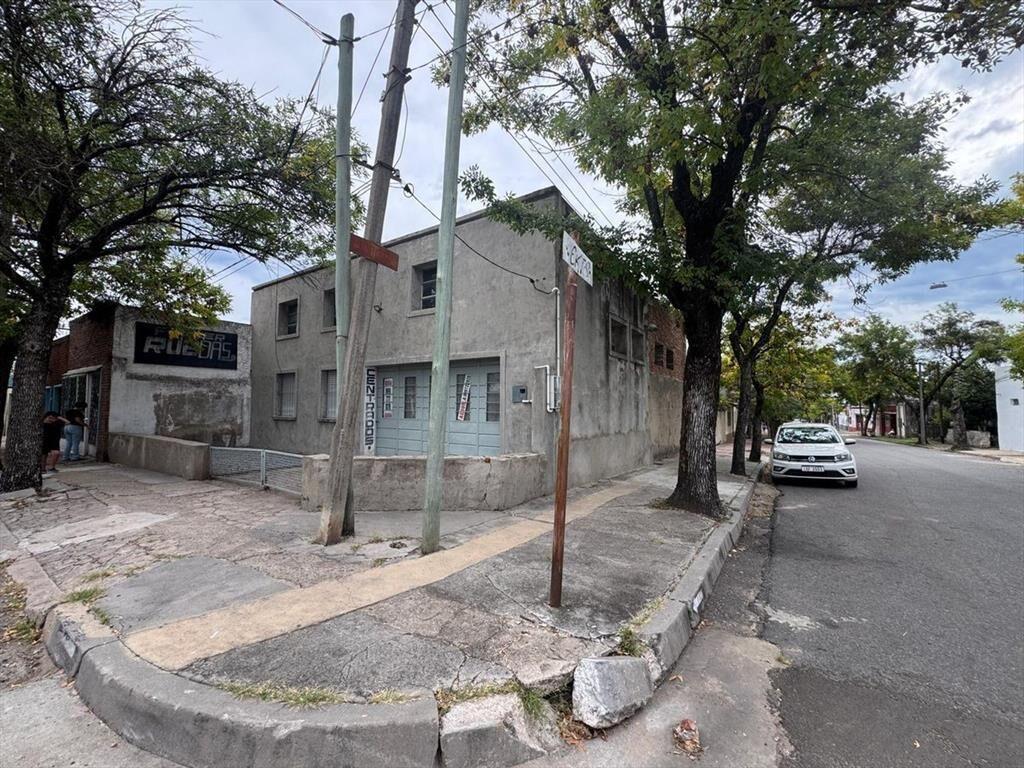 ALQUILER de LOCAL en esquina con potencial