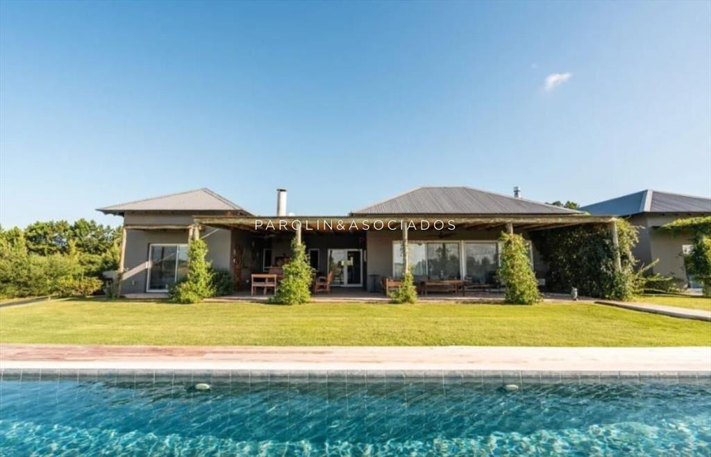 Casa en Venta de 4 Dormitorios en Pueblo Mio ,