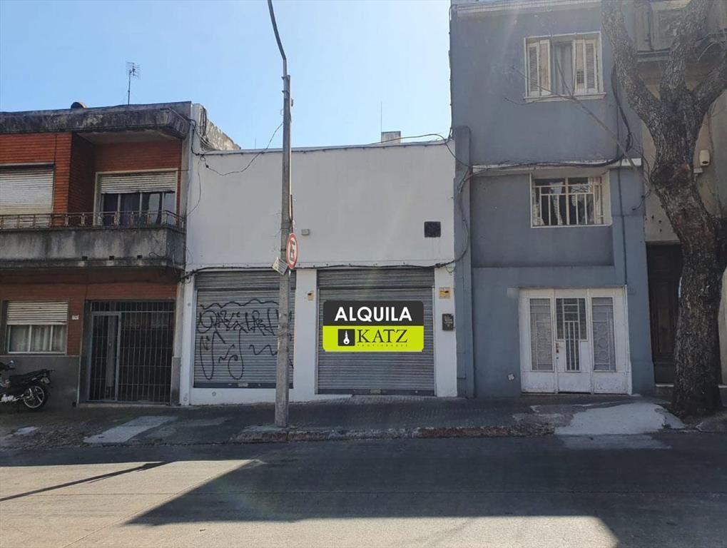 Local - Acevedo Diaz proximo Tres Cruces, 6 mts de frente,