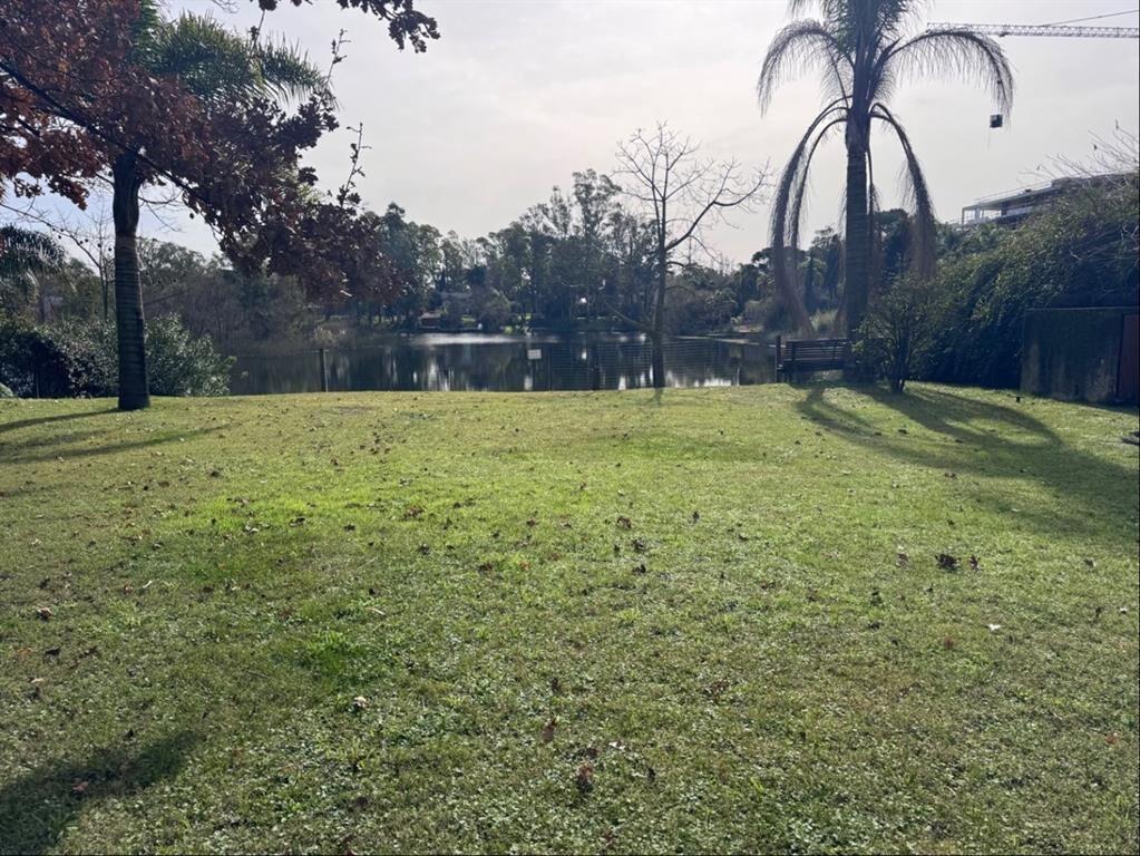 Parque Miramar. Una casa sobre el lago, en un terreno excep