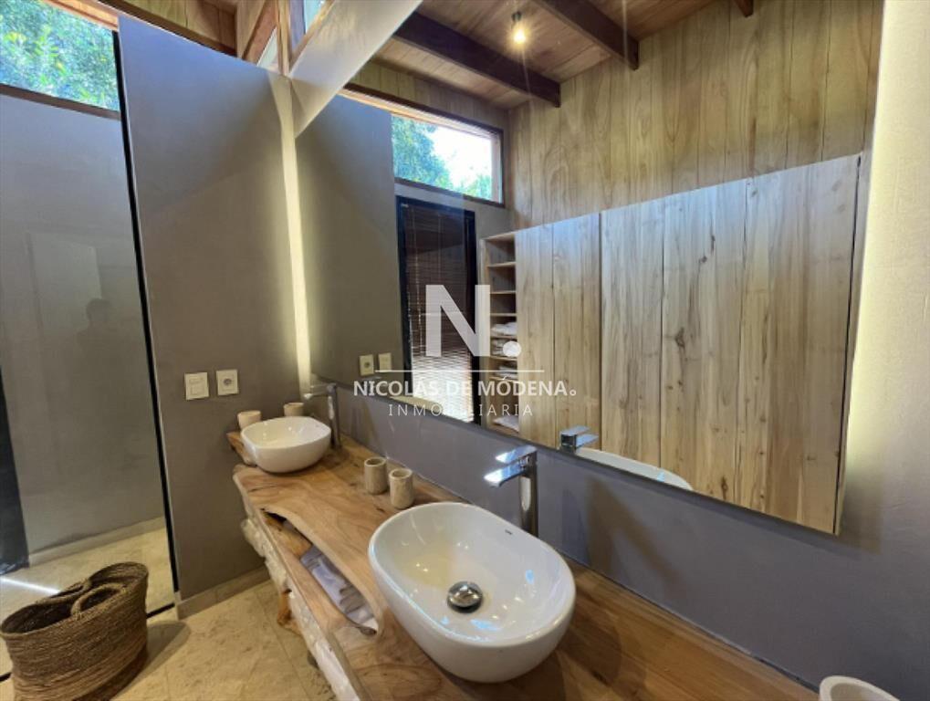 Vende casa de 5 dormitorios en Laguna Escondida.