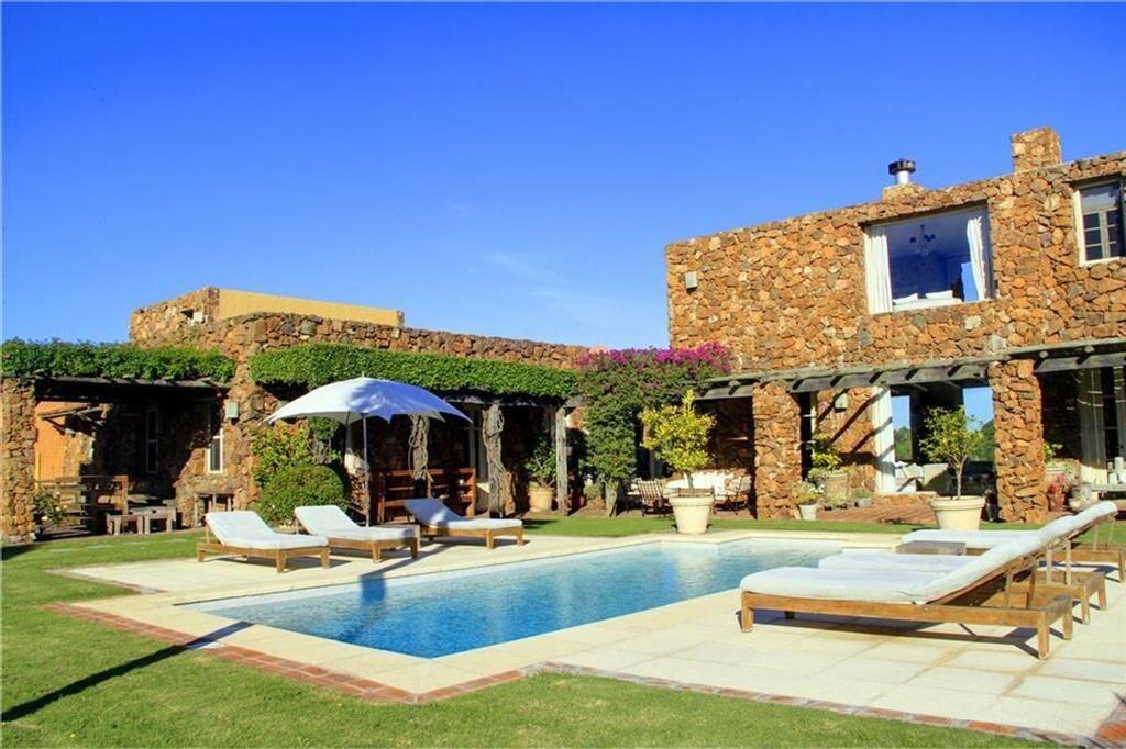 Casa en Manantiales alquiler 8 suites piscina