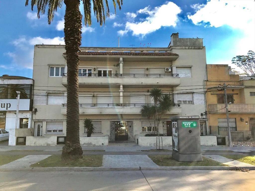 Venta de apartamento con renta en Jacinto Vera