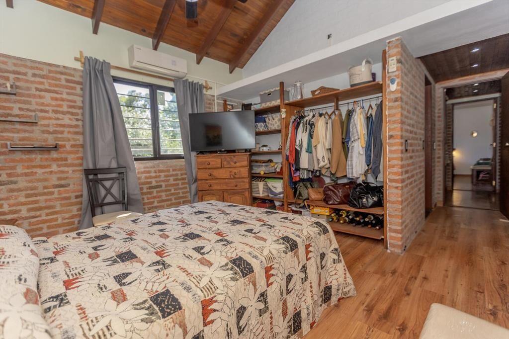Venta de Casa con amplio terreno mas 2 cabañas a 1 cuadra d