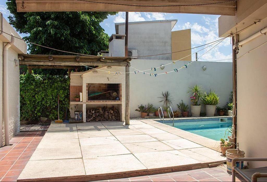 Casa en venta de 4 dormitorios con piscina en barrio Monaco