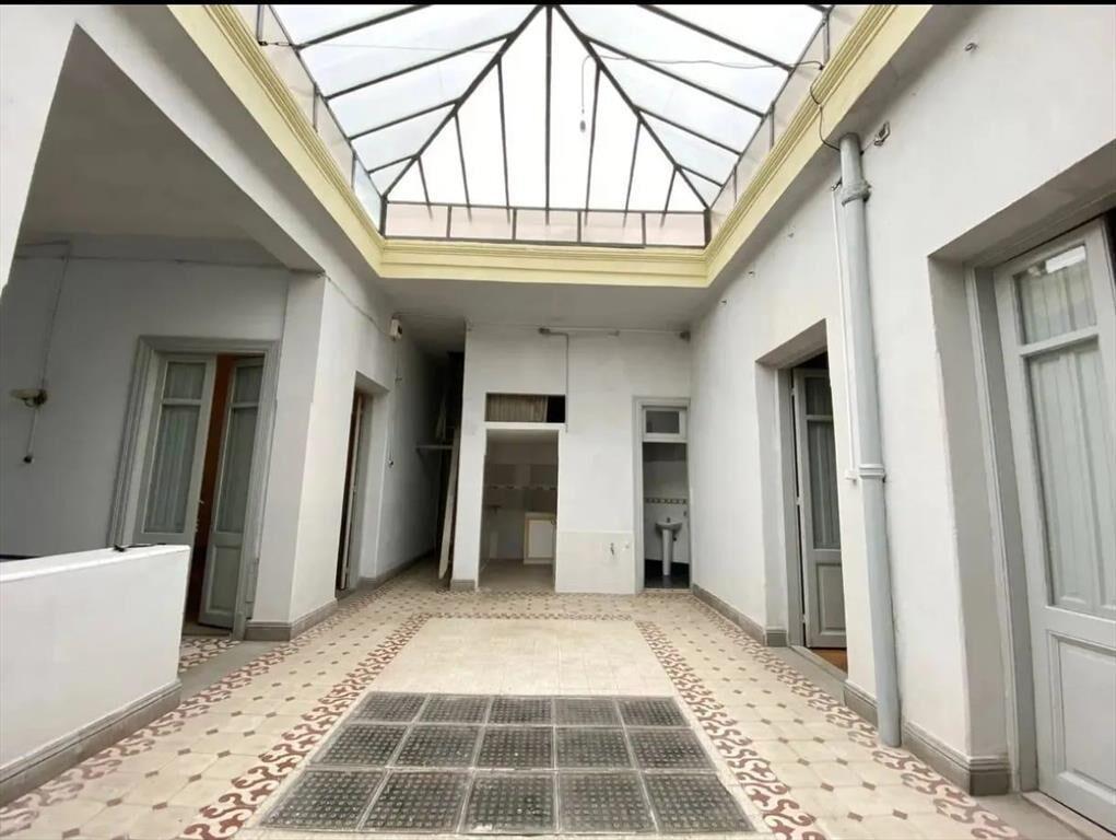 Casa en venta c/renta de 6 dormitorios, 2 baños y azotea...