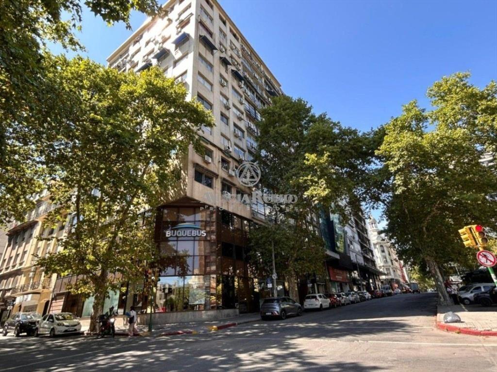 RIO NEGRO CASI 18 DE JULIO.,EDIFICIO DE SOLO OFICINAS. M...