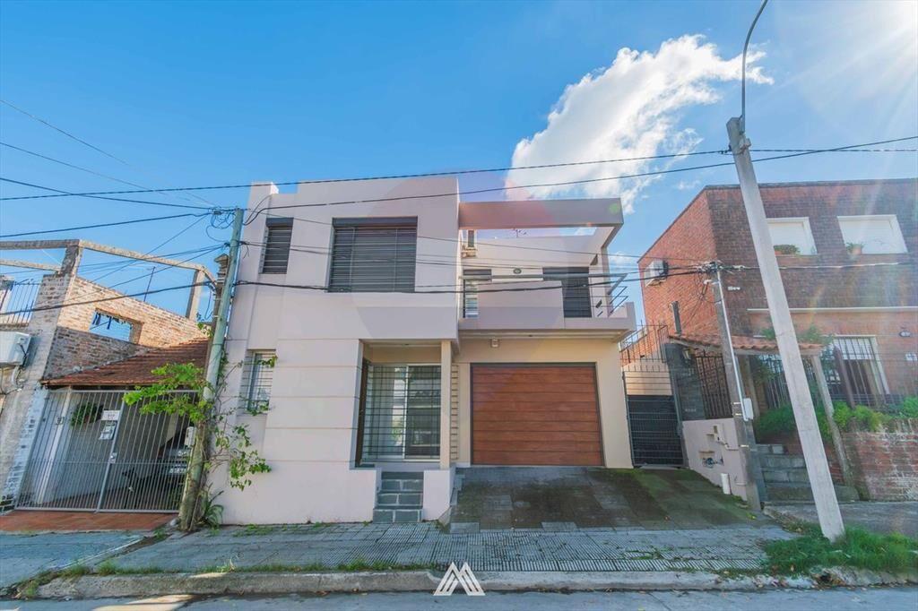 Venta de casa con 3 dormitorios en centro de Pando
