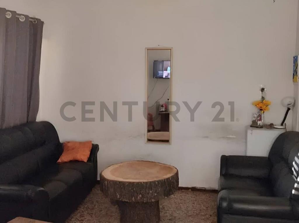 CASA 2 DOR / JARDIN/ ENTRADA AUTO/ PARRILLERO. ACEPTA BAN...
