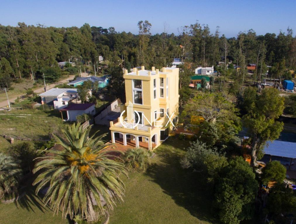 Casa Tipo Castillo en Venta - Frente al Mar - m