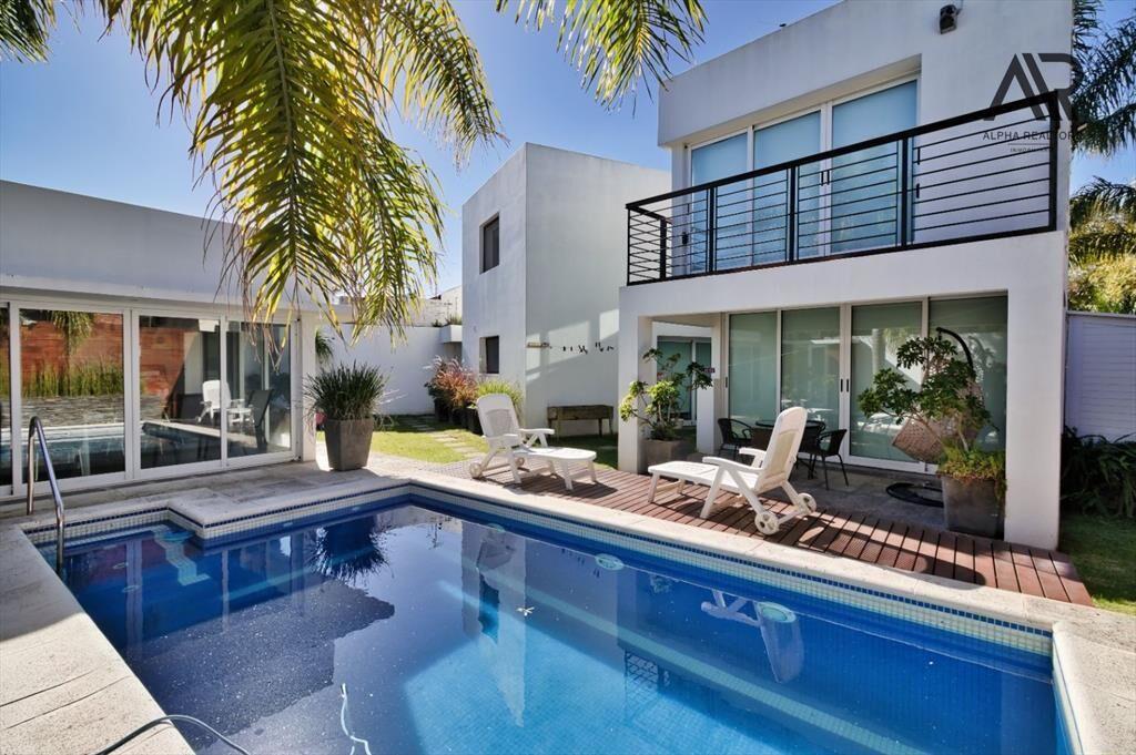 Casa en venta c/ cochera en Atlántida
