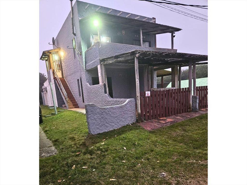 Venta Casa Amueblada - 3 aptos independientes- a 100 m de l