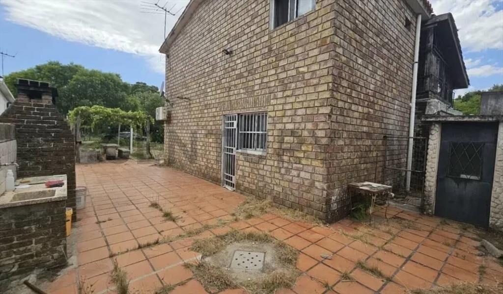 CASA 3 Dormitorios, 620 m2 solida construcción, prox a la...