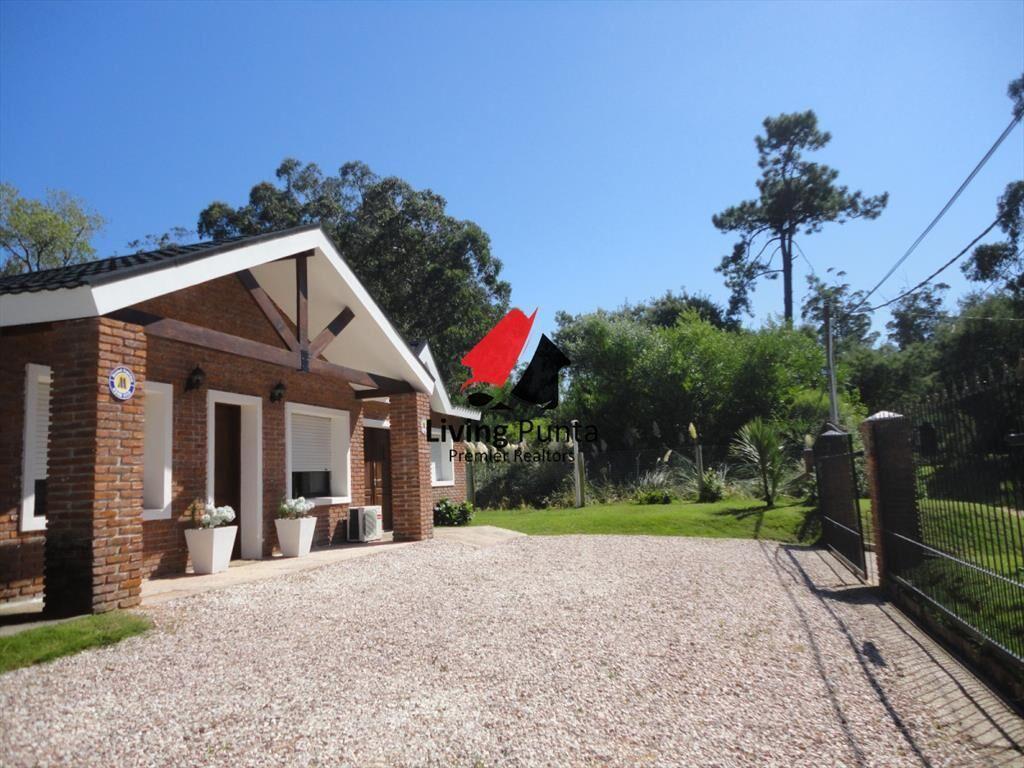 Hermosa casa en barrio Residencial de Punta del Este a paso