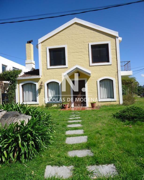 Muy linda casa en el centro de La Barra