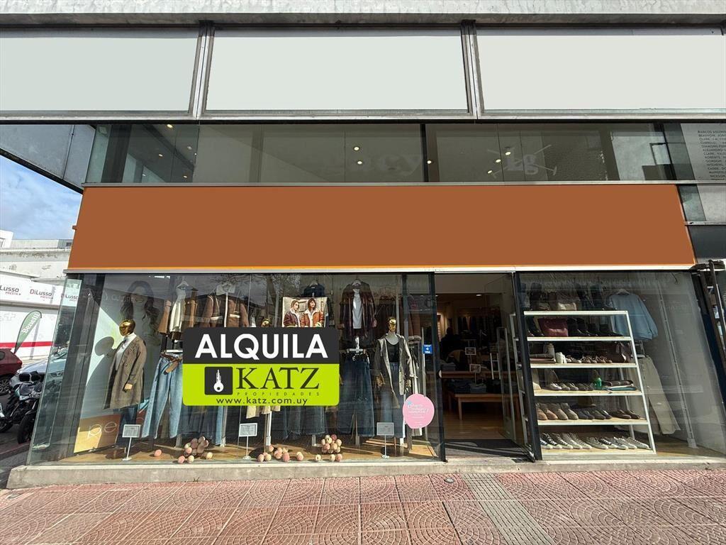Gran esquina en Peatonal Sarandí e Ituzaingo. Frente 6 metr