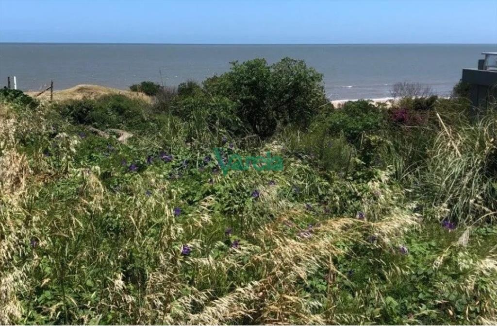 En Atlántida, terreno frente por frente al Mar a