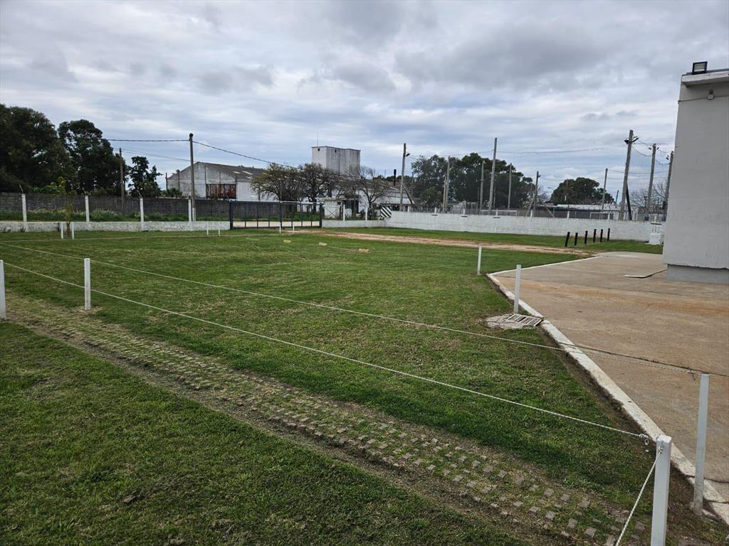 Cerro, proximo Rambla , 7400 m2 , 2740 m2 construídos !!