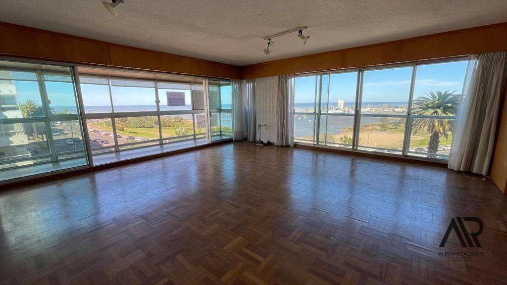 Apartamento en venta c/ cochera en Puerto Buceo