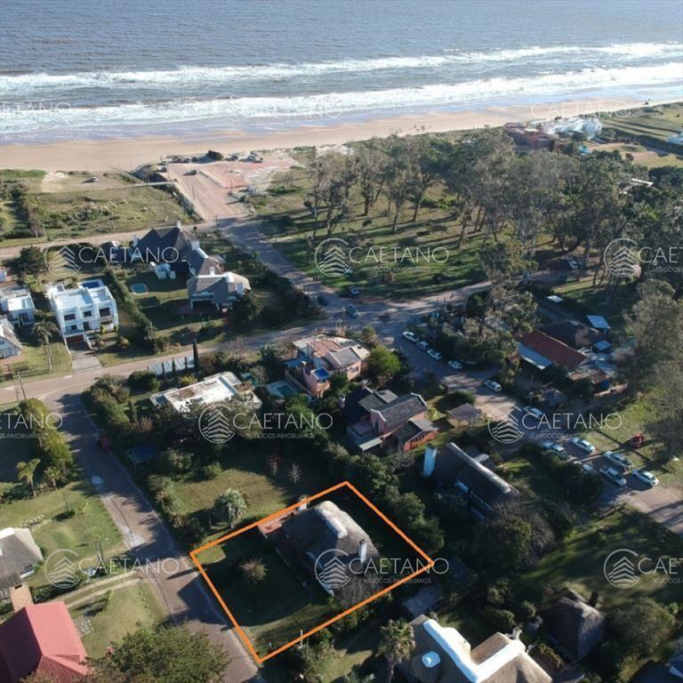 Venta de casa de 2 dormitorios y dependencia de