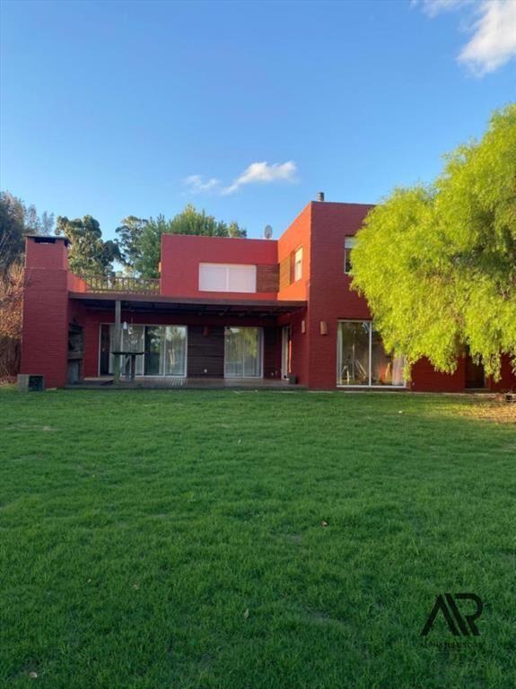 Casa en alquiler de 3 dormitorios c/ cochera en La Tahona